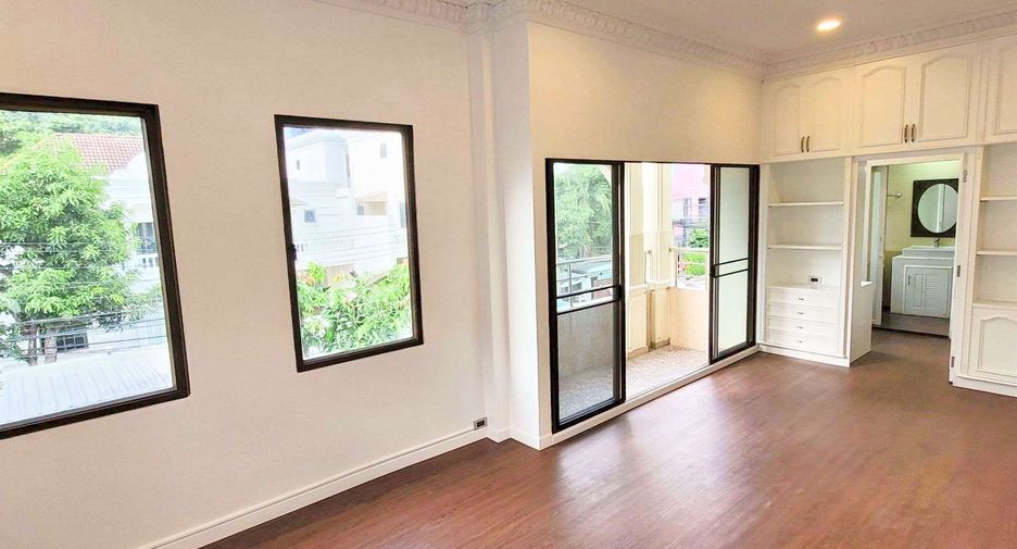 Haus zur Miete mit 4 Zimmer in Khlong Toei, Bangkok