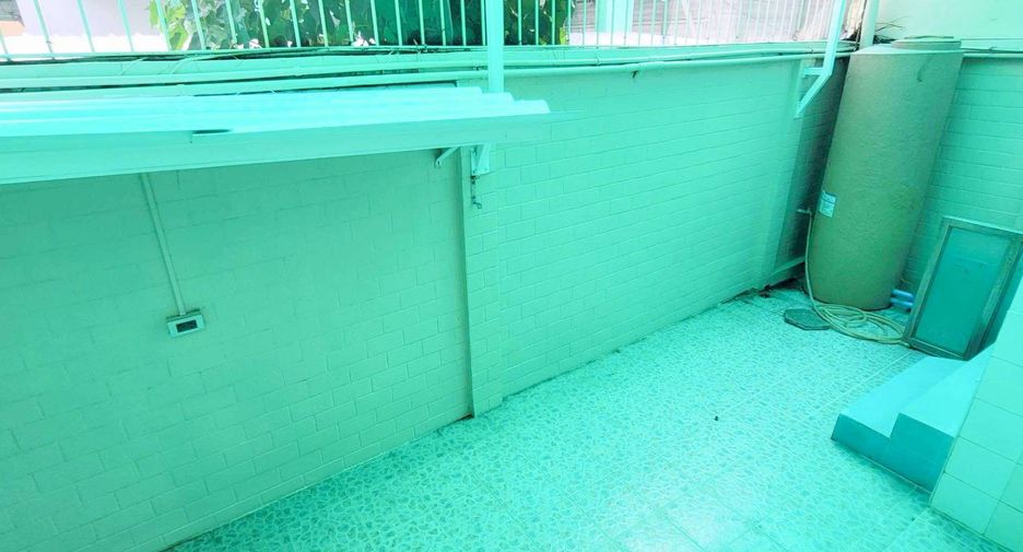 Haus zur Miete mit 4 Zimmer in Khlong Toei, Bangkok