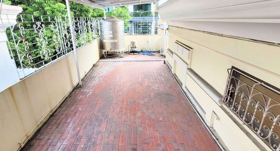 Haus zur Miete mit 4 Zimmer in Khlong Toei, Bangkok