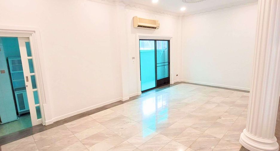 Haus zur Miete mit 4 Zimmer in Khlong Toei, Bangkok