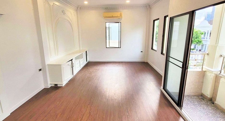 Haus zur Miete mit 4 Zimmer in Khlong Toei, Bangkok