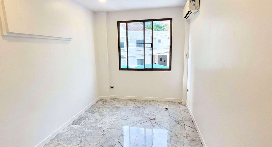 Haus zur Miete mit 4 Zimmer in Khlong Toei, Bangkok