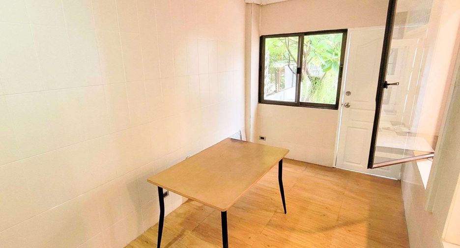 Haus zur Miete mit 4 Zimmer in Khlong Toei, Bangkok