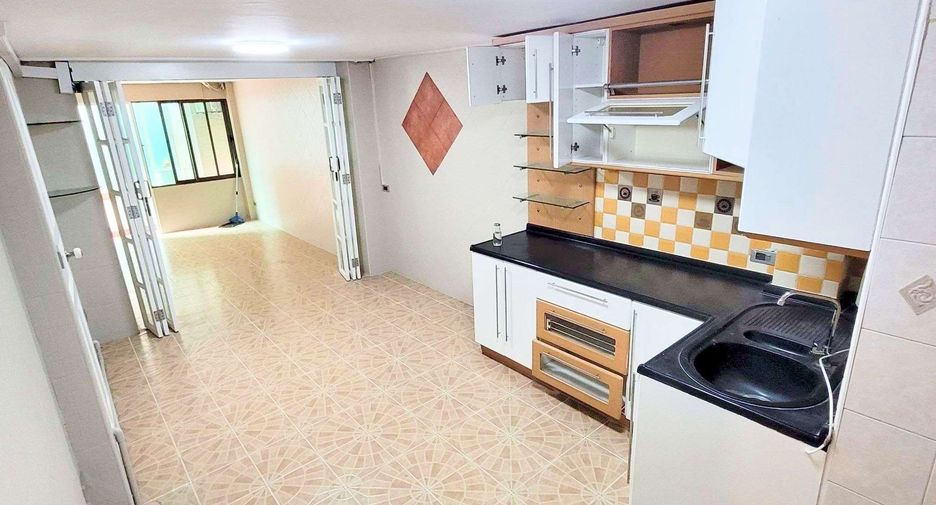 Haus zur Miete mit 4 Zimmer in Khlong Toei, Bangkok