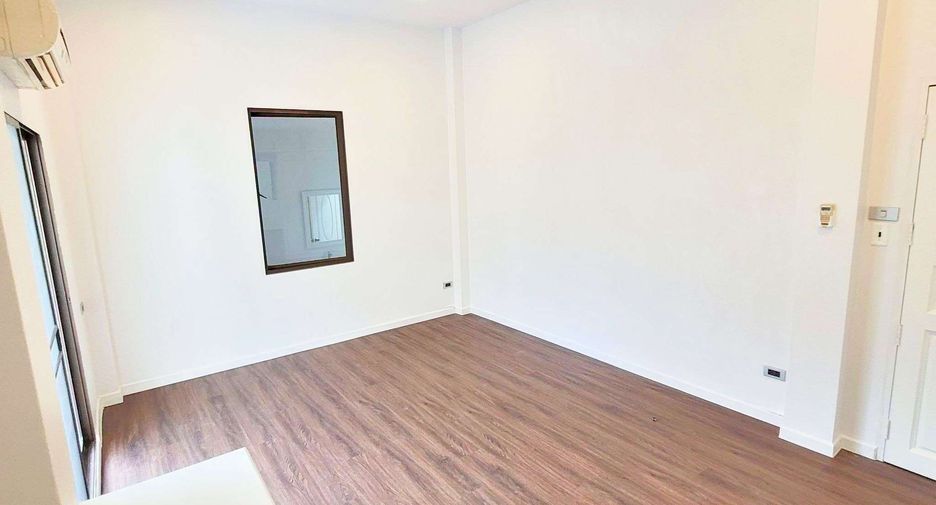 Haus zur Miete mit 4 Zimmer in Khlong Toei, Bangkok