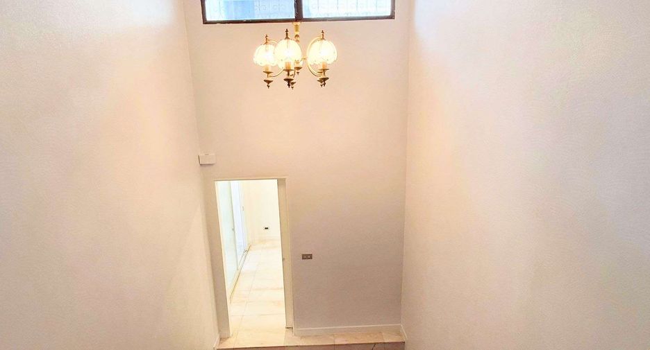 Haus zur Miete mit 4 Zimmer in Khlong Toei, Bangkok
