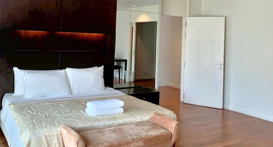 For rent 4 bedrooms condo in Pathum Wan, Bangkok