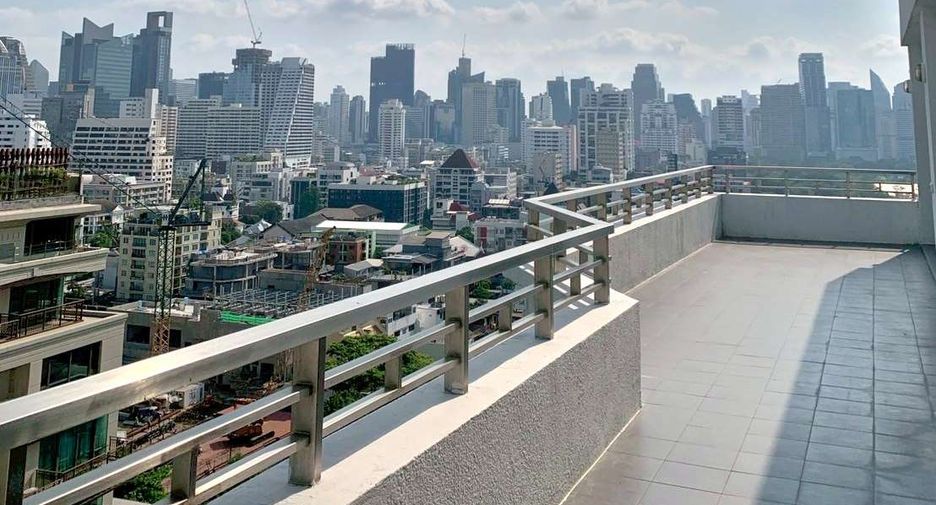 For rent 4 bedrooms condo in Pathum Wan, Bangkok