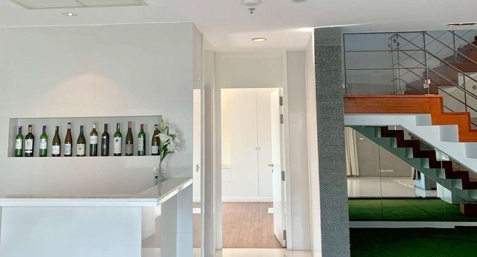 For rent 4 bedrooms condo in Pathum Wan, Bangkok