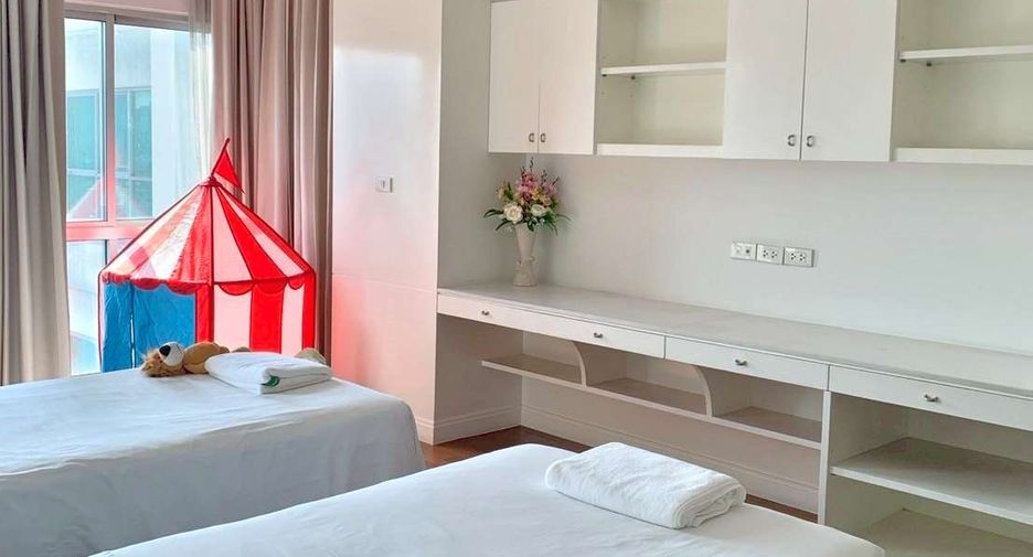 For rent 4 bedrooms condo in Pathum Wan, Bangkok