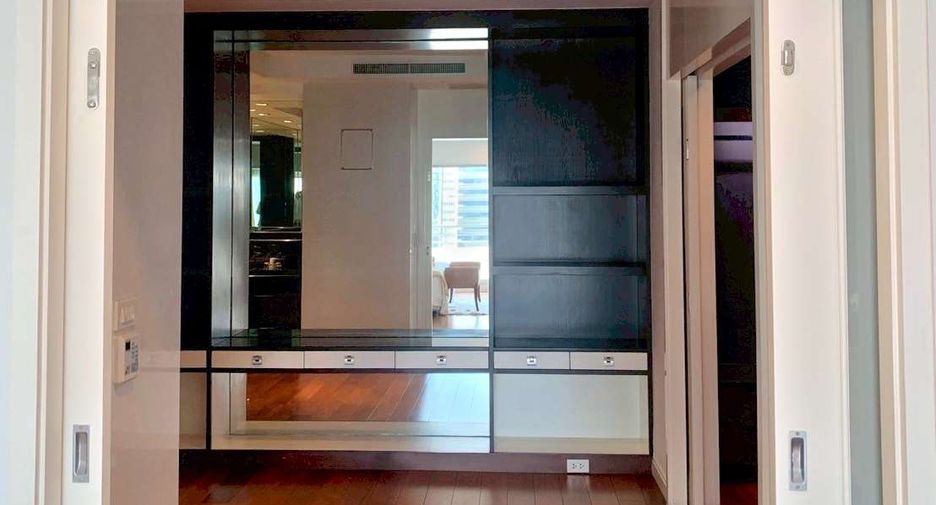 For rent 4 bedrooms condo in Pathum Wan, Bangkok