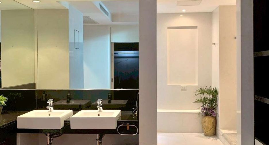 For rent 4 bedrooms condo in Pathum Wan, Bangkok