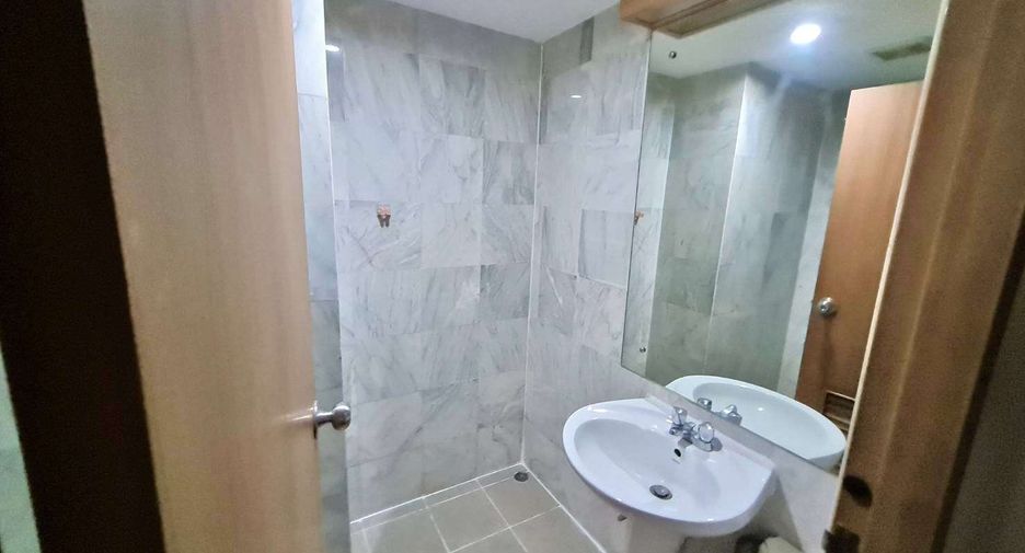 For rent 3 ベッドルーム condo in Yan Nawa, Bangkok