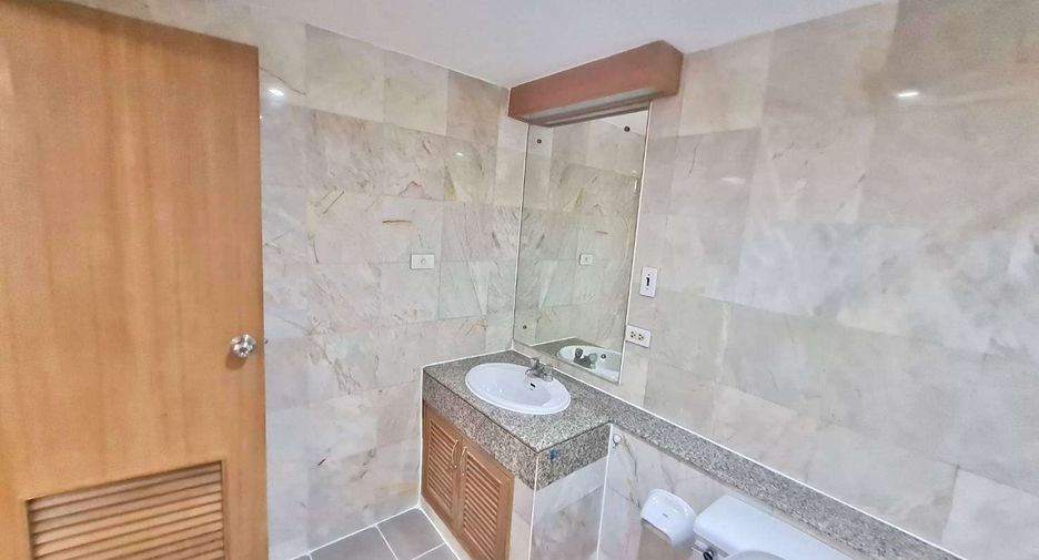 For rent 3 ベッドルーム condo in Yan Nawa, Bangkok