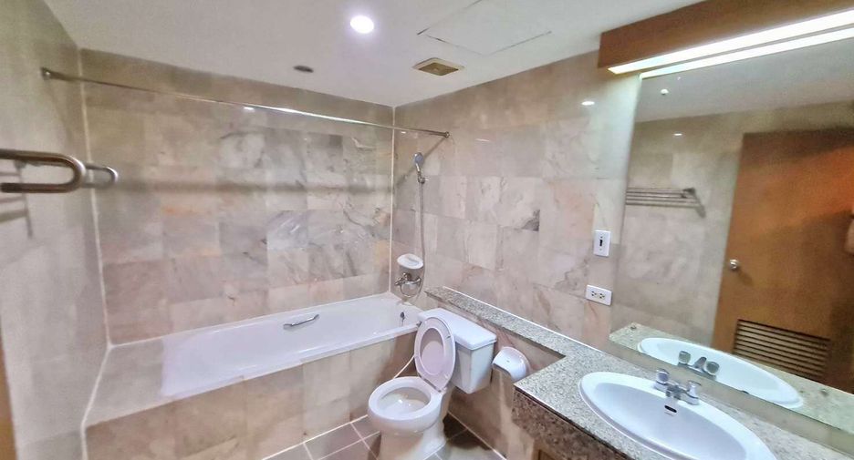 For rent 3 ベッドルーム condo in Yan Nawa, Bangkok
