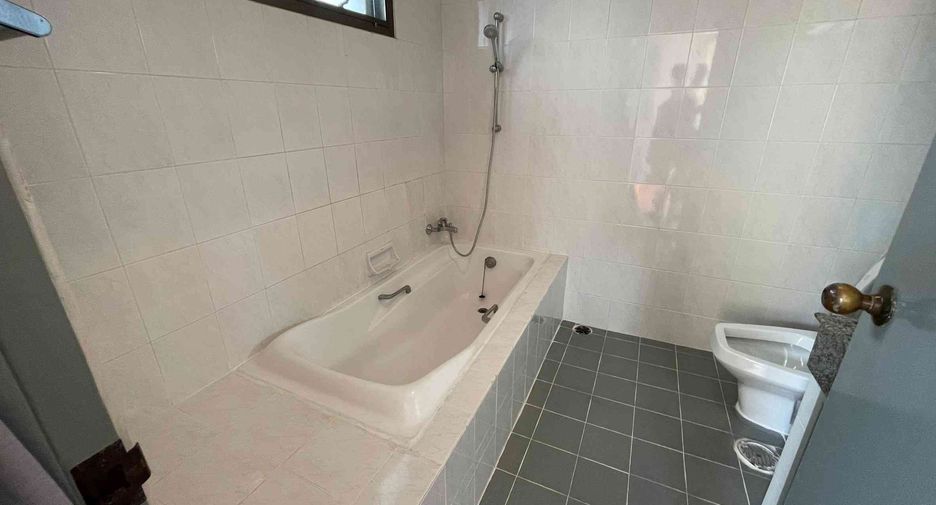 Wohnung zur Miete mit 3 Zimmer in Watthana, Bangkok