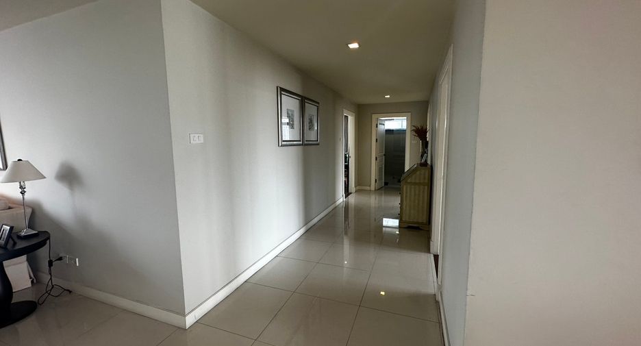 For rent 3 bedrooms condo in Watthana, Bangkok