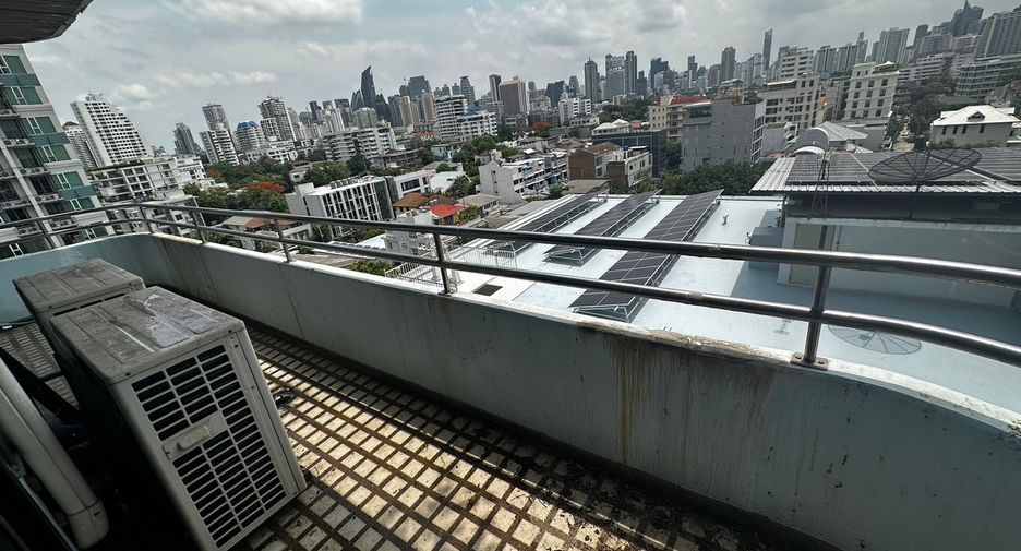 For rent 3 bedrooms condo in Watthana, Bangkok