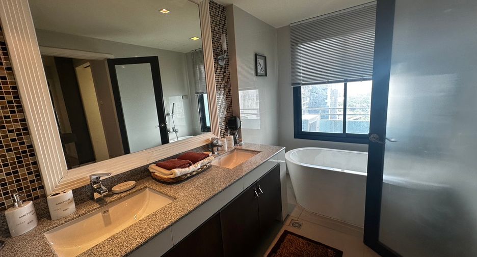 For rent 3 bedrooms condo in Watthana, Bangkok