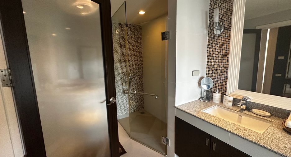For rent 3 bedrooms condo in Watthana, Bangkok