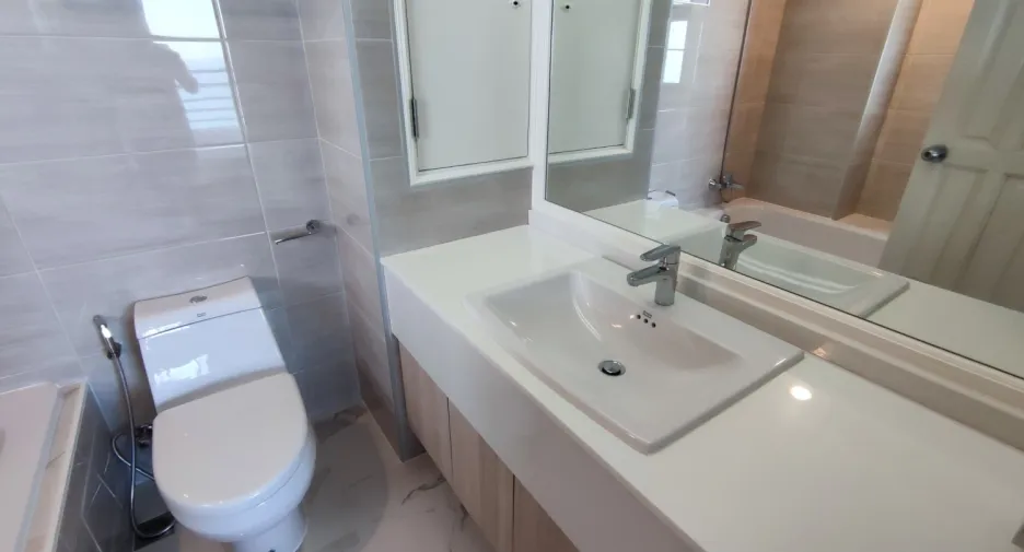 For rent 4 bedrooms condo in Pratumnak, Pattaya