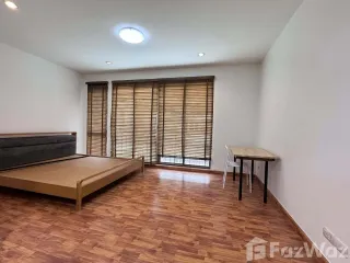 Casa adosada en alquiler de 3 habitaciones en Phra Khanong, Bangkok