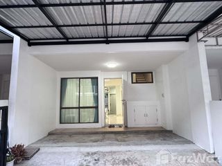 For rent 3 bedrooms townhouse in Phra Khanong, Bangkok