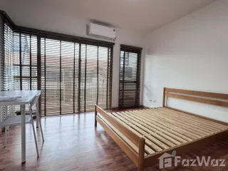 Casa adosada en alquiler de 3 habitaciones en Phra Khanong, Bangkok