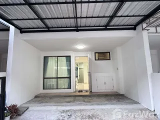 Casa adosada en alquiler de 3 habitaciones en Phra Khanong, Bangkok