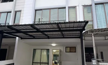 Casa adosada en alquiler de 3 habitaciones en Phra Khanong, Bangkok