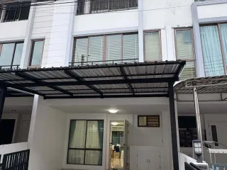 Casa adosada en alquiler de 3 habitaciones en Phra Khanong, Bangkok