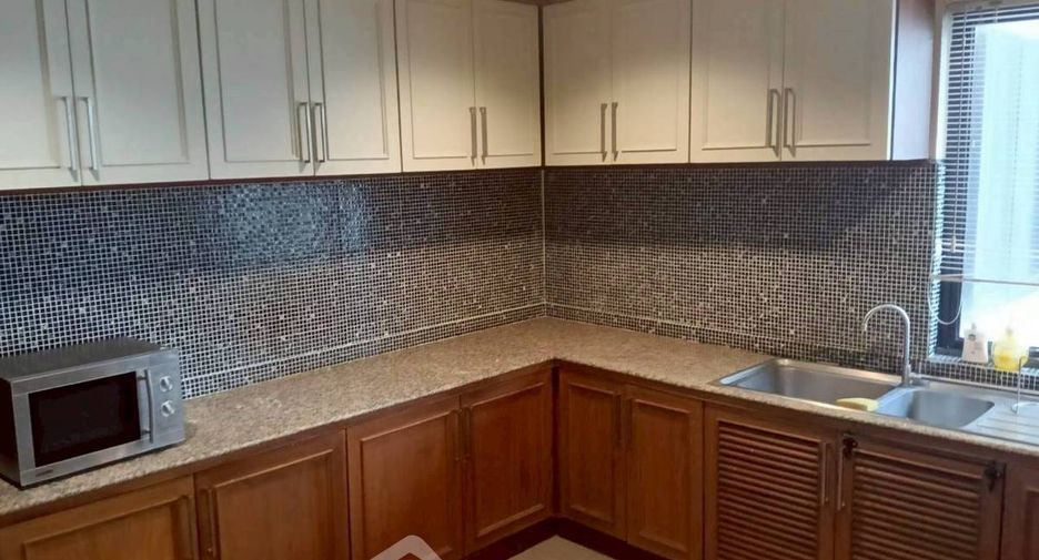 Condo en alquiler de 3 habitaciones en Khlong Toei, Bangkok