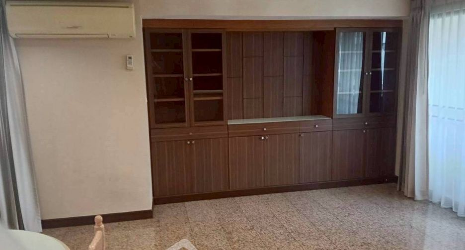 Condo en alquiler de 3 habitaciones en Khlong Toei, Bangkok