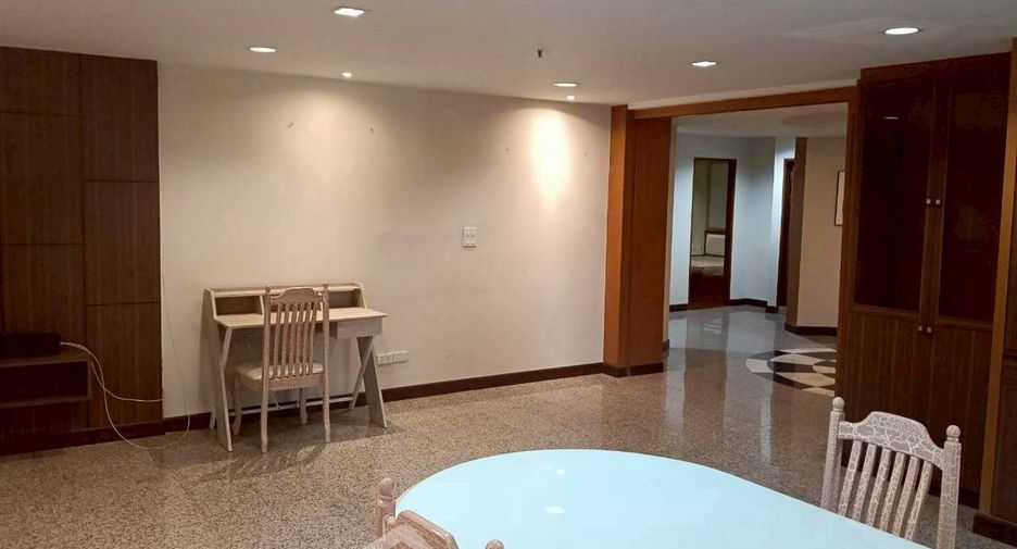 Condo en alquiler de 3 habitaciones en Khlong Toei, Bangkok