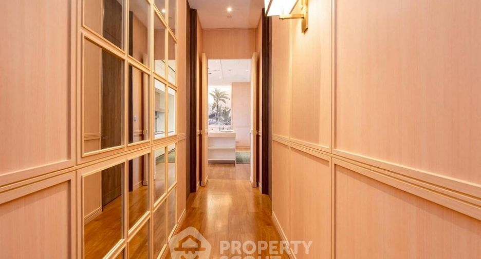 For sale 3 ベッドルーム condo in Pathum Wan, Bangkok