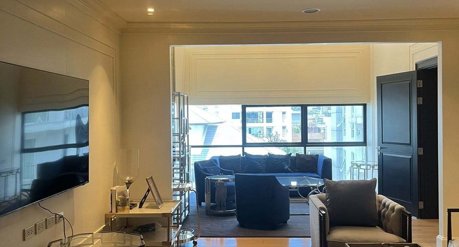 For rent 3 bedrooms townhouse in Watthana, Bangkok