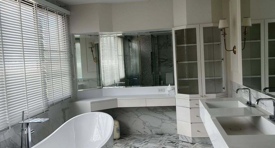 For rent 3 bedrooms townhouse in Watthana, Bangkok