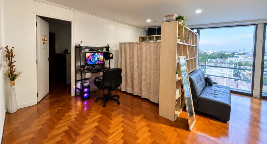 For sale 2 bedrooms condo in Huai Khwang, Bangkok