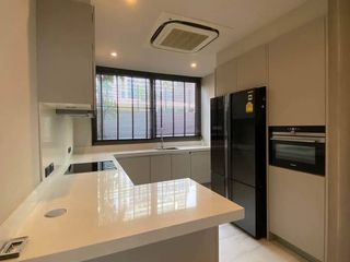 For sale 4 bedrooms townhouse in Watthana, Bangkok