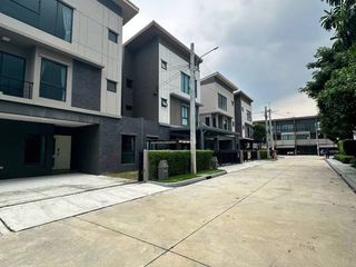 For rent 4 bedrooms townhouse in Bang Khen, Bangkok