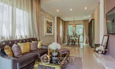 For sale 4 bedrooms townhouse in Saphan Sung, Bangkok