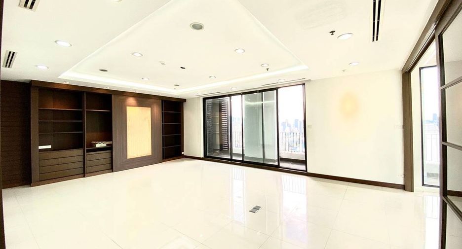 For sale 3 bedrooms condo in Watthana, Bangkok