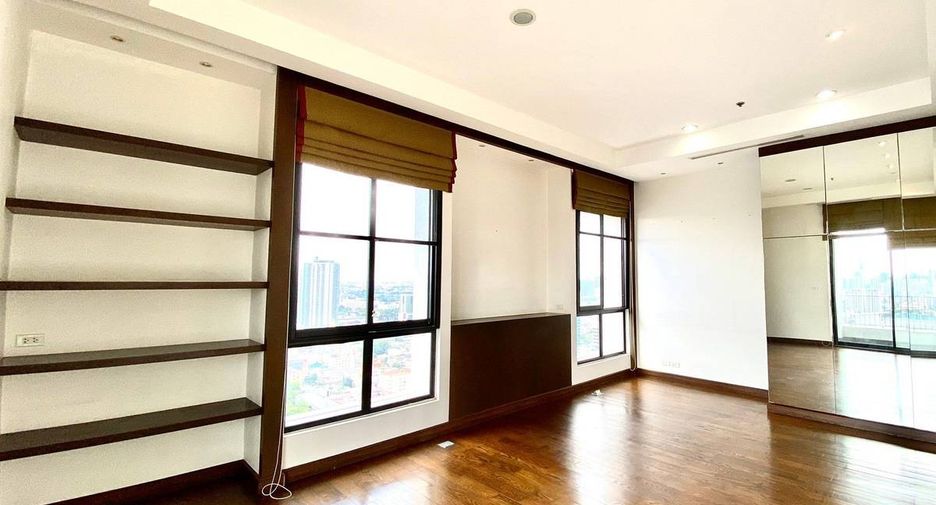 For sale 3 bedrooms condo in Watthana, Bangkok