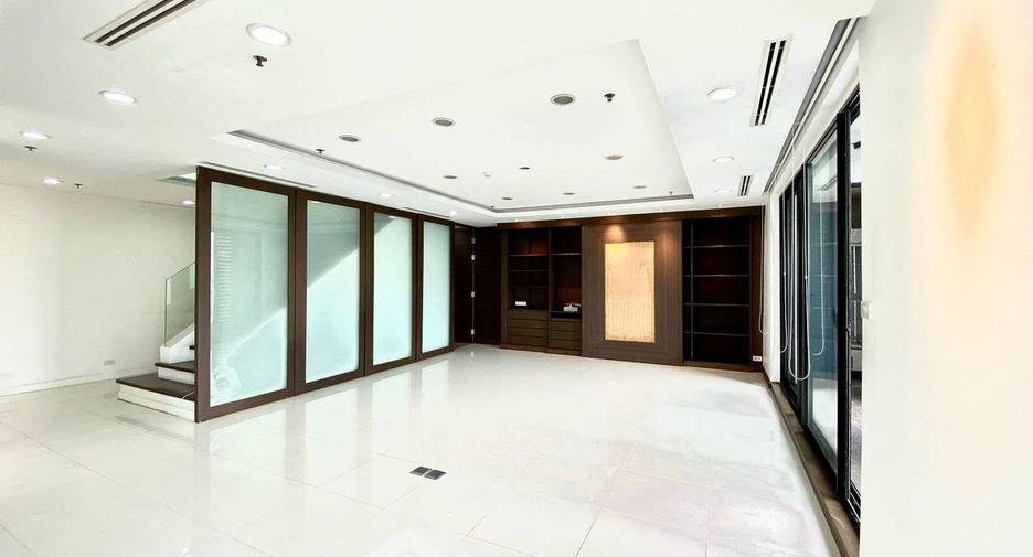 For sale 3 bedrooms condo in Watthana, Bangkok