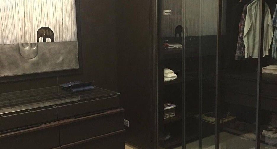 For sale 3 bedrooms condo in Khlong Toei, Bangkok
