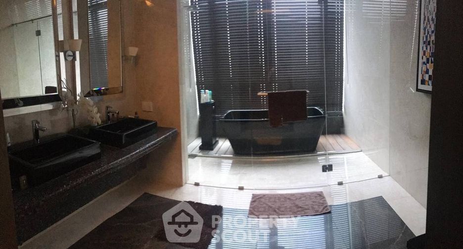 For sale 3 bedrooms condo in Khlong Toei, Bangkok
