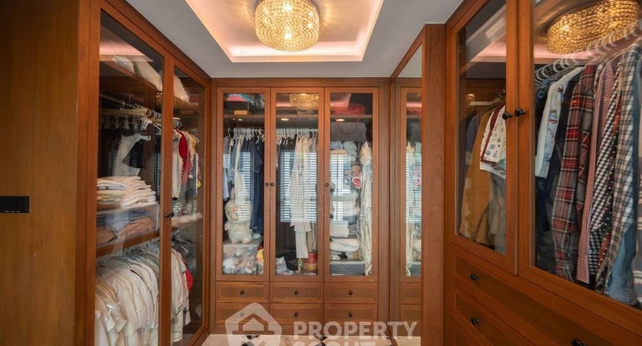 For sale 2 bedrooms condo in Huai Khwang, Bangkok