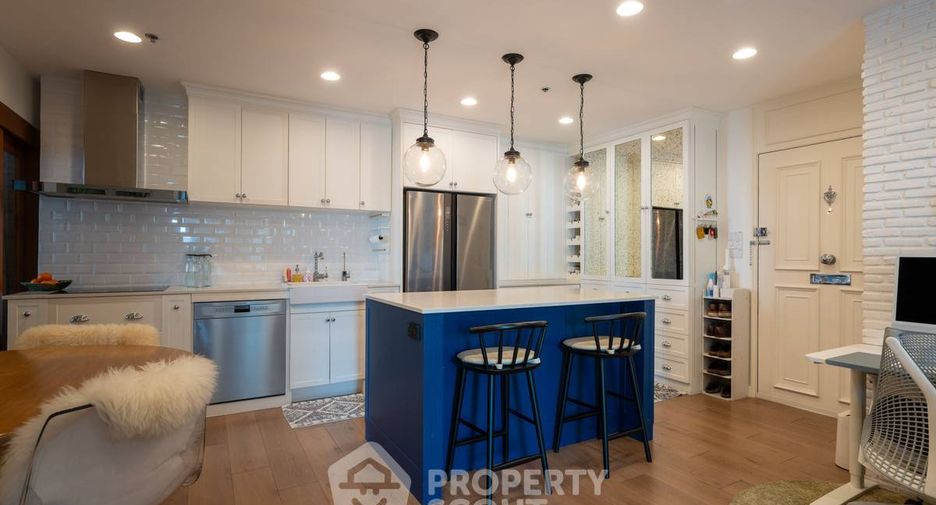 For sale 2 bedrooms condo in Huai Khwang, Bangkok