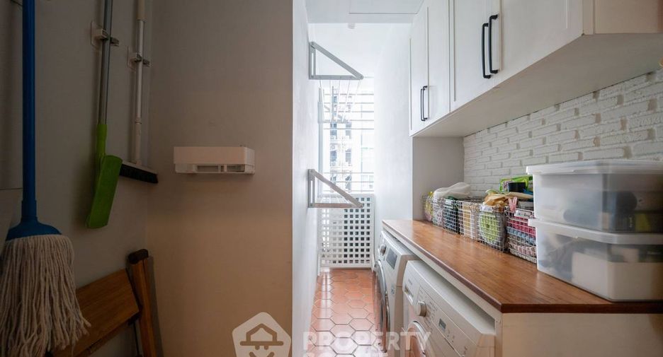 For sale 2 bedrooms condo in Huai Khwang, Bangkok