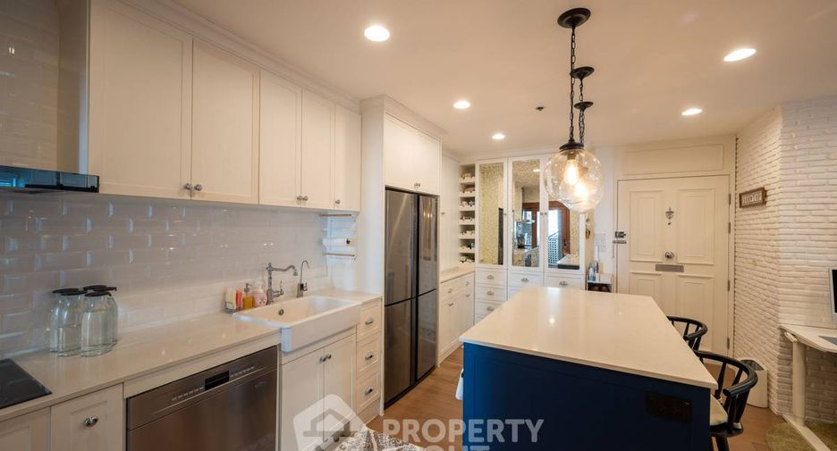 For sale 2 bedrooms condo in Huai Khwang, Bangkok